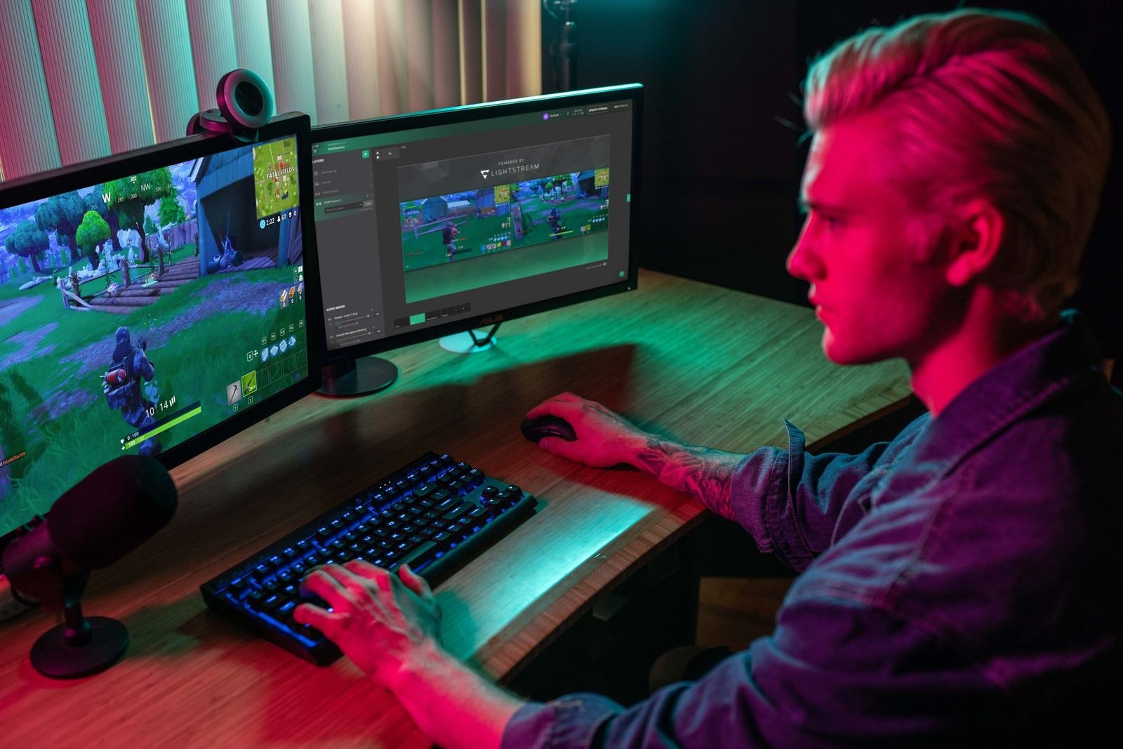 a blonde guy using lightstream